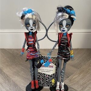 Monster High Zombie Shake Werecat Twins Meowdy and Purrsephone.